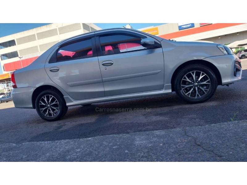TOYOTA - ETIOS - 2016/2017 - Prata - R$ 63.900,00