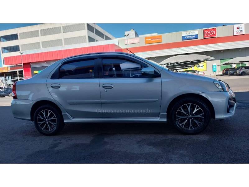 TOYOTA - ETIOS - 2016/2017 - Prata - R$ 63.900,00