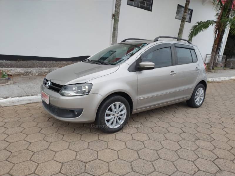 VOLKSWAGEN - FOX - 2013/2013 - Cinza - R$ 40.000,00