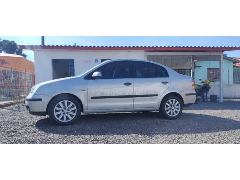VOLKSWAGEN - POLO SEDAN - 2004/2005 - Prata - R$ 26.000,00