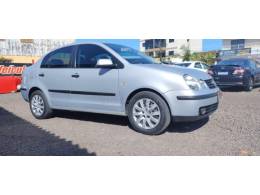 VOLKSWAGEN - POLO SEDAN - 2004/2005 - Prata - R$ 26.000,00