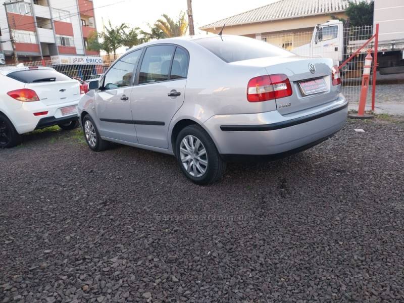 VOLKSWAGEN - POLO SEDAN - 2004/2005 - Prata - R$ 26.000,00