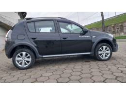 RENAULT - SANDERO - 2013/2014 - Preta - R$ 44.900,00