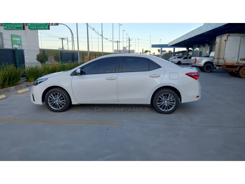 TOYOTA - COROLLA - 2016/2017 - Branca - R$ 90.900,00