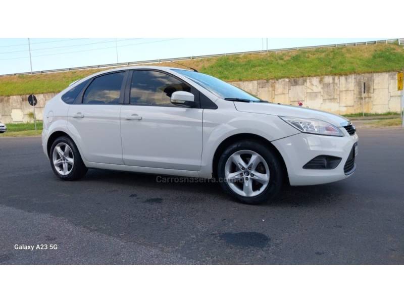 FORD - FOCUS - 2012/2013 - Branca - R$ 44.900,00
