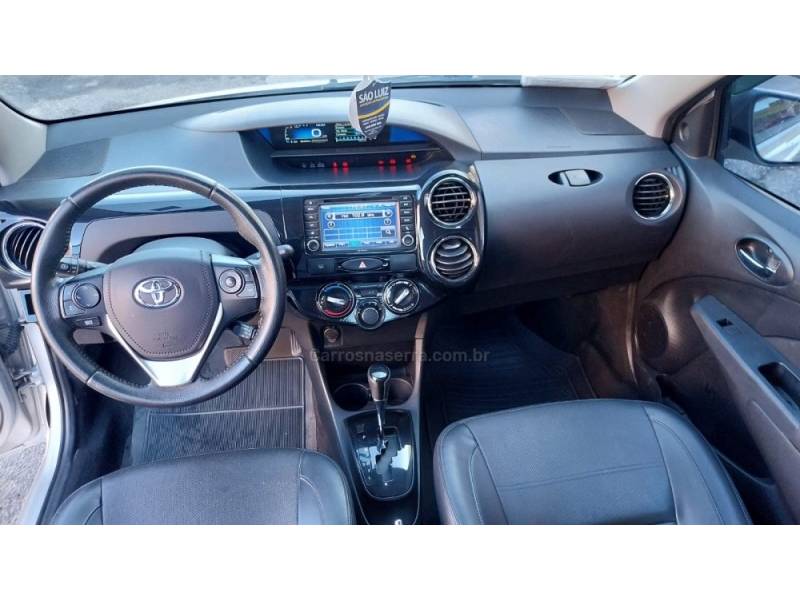 TOYOTA - ETIOS - 2016/2017 - Prata - R$ 63.900,00