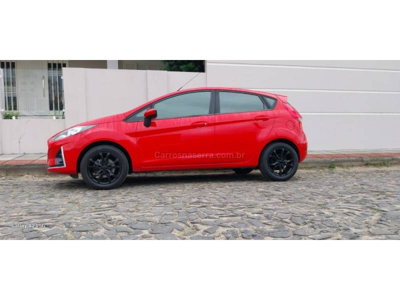 FORD - FIESTA - 2018/2019 - Vermelha - R$ 54.000,00