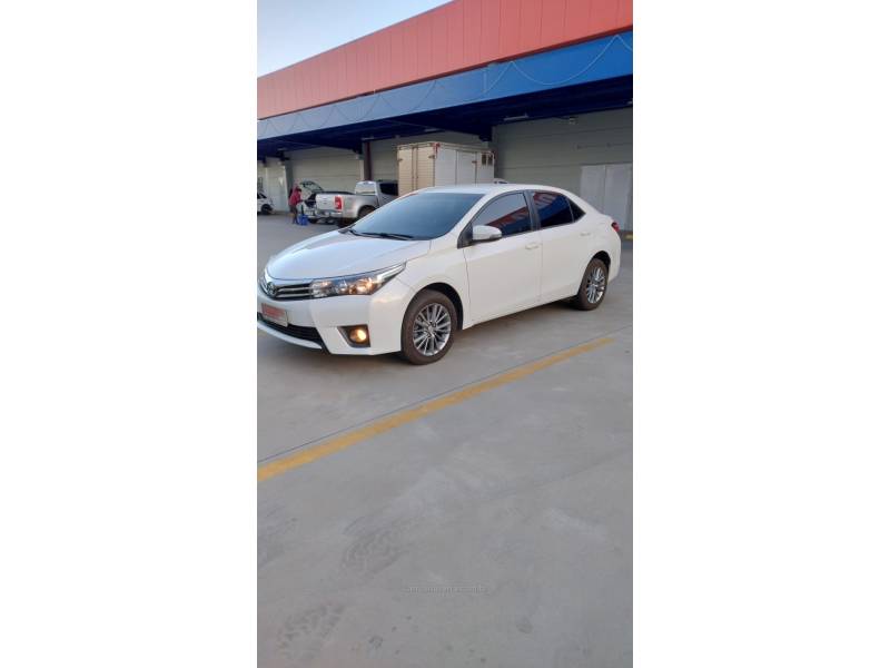 TOYOTA - COROLLA - 2016/2017 - Branca - R$ 90.900,00