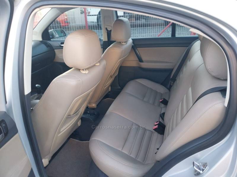 VOLKSWAGEN - POLO SEDAN - 2004/2005 - Prata - R$ 26.000,00