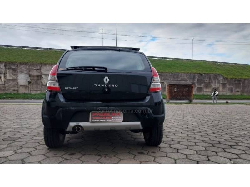 RENAULT - SANDERO - 2013/2014 - Preta - R$ 44.900,00