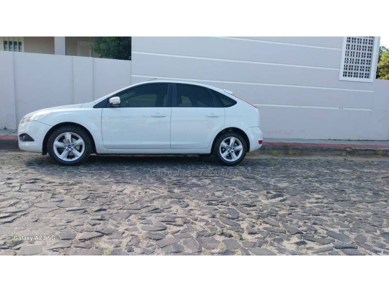 FORD - FOCUS - 2012/2013 - Branca - R$ 44.900,00
