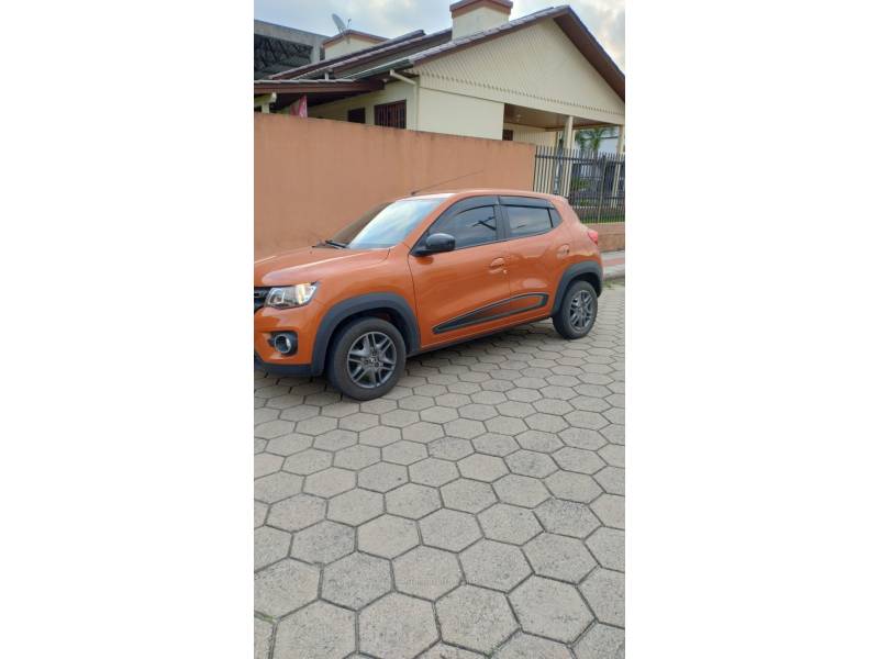 RENAULT - KWID - 2018/2019 - Laranja - R$ 42.900,00