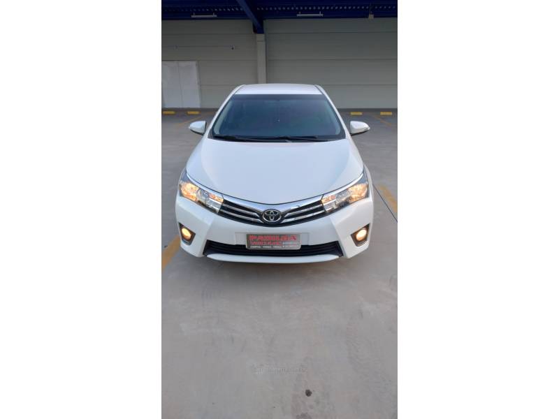 TOYOTA - COROLLA - 2016/2017 - Branca - R$ 90.900,00