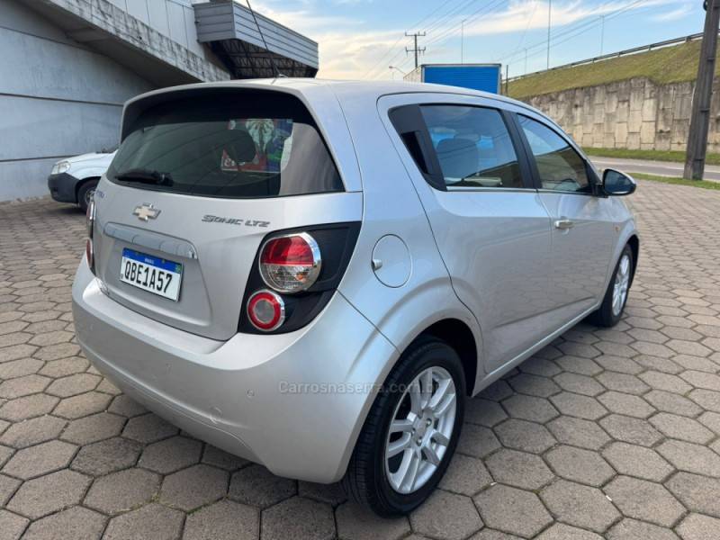 CHEVROLET - SONIC - 2013/2014 - Prata - R$ 45.000,00
