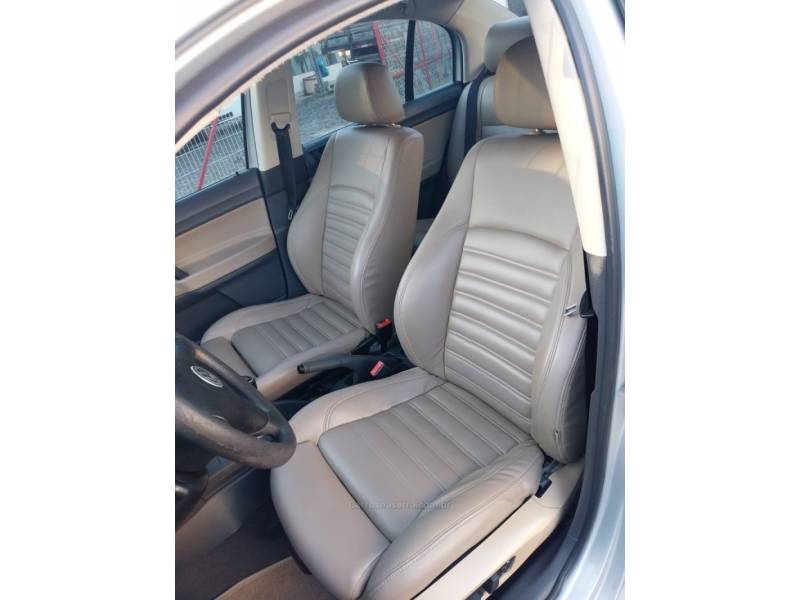 VOLKSWAGEN - POLO SEDAN - 2004/2005 - Prata - R$ 26.000,00