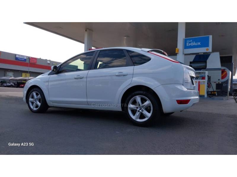 FORD - FOCUS - 2012/2013 - Branca - R$ 44.900,00