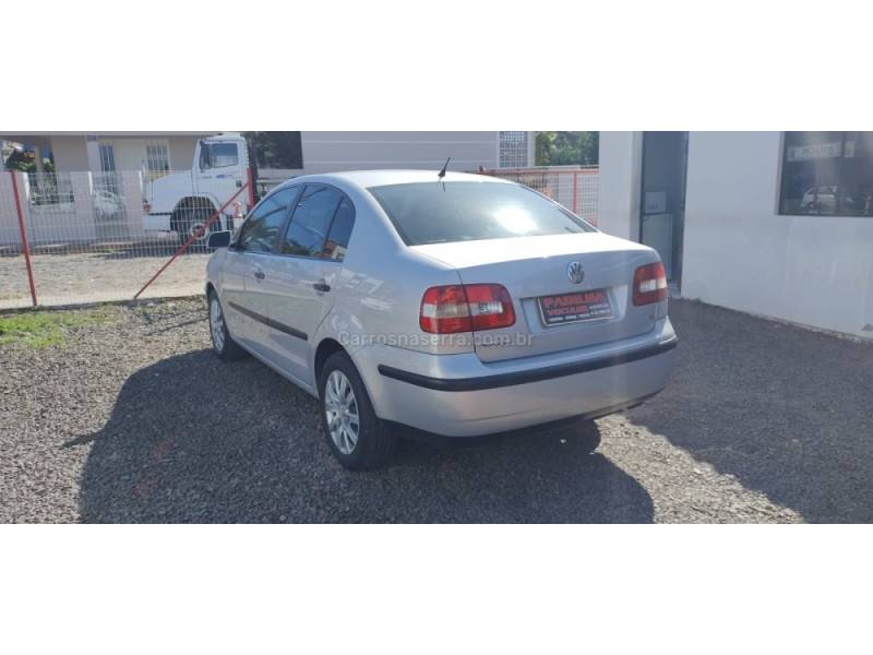 VOLKSWAGEN - POLO SEDAN - 2004/2005 - Prata - R$ 26.000,00