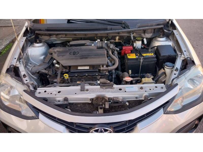 TOYOTA - ETIOS - 2016/2017 - Prata - R$ 63.900,00