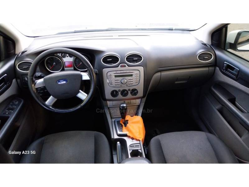 FORD - FOCUS - 2012/2013 - Branca - R$ 44.900,00