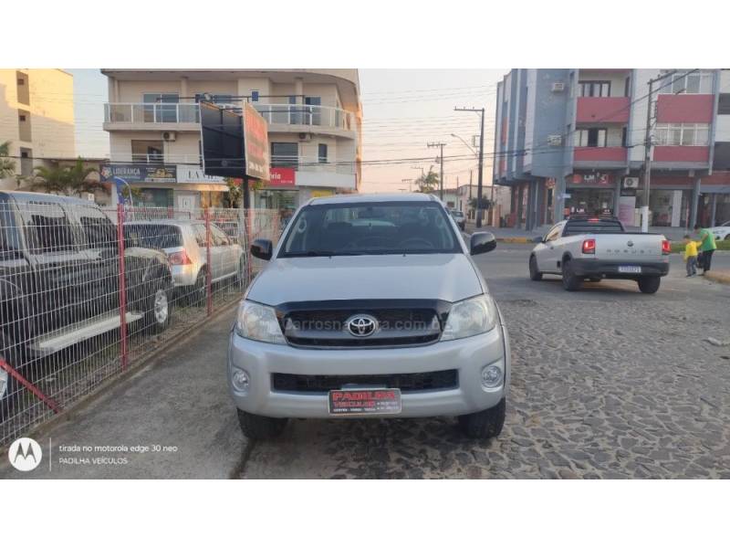 TOYOTA - HILUX - 2010/2010 - Prata - R$ 90.000,00
