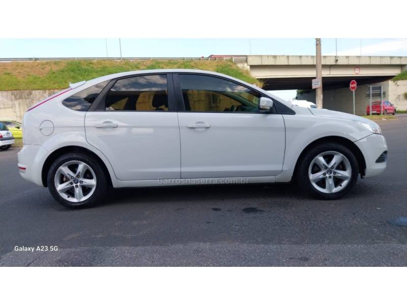 FORD - FOCUS - 2012/2013 - Branca - R$ 44.900,00