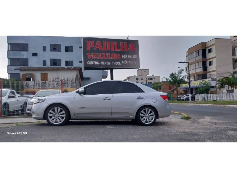 KIA MOTORS - CERATO - 2012/2013 - Prata - R$ 58.000,00