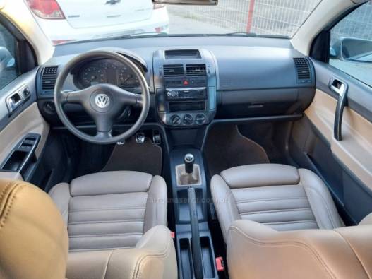 VOLKSWAGEN - POLO SEDAN - 2004/2005 - Prata - R$ 26.000,00