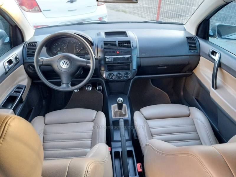 VOLKSWAGEN - POLO SEDAN - 2004/2005 - Prata - R$ 26.000,00