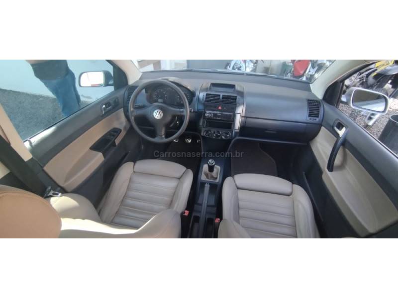 VOLKSWAGEN - POLO SEDAN - 2004/2005 - Prata - R$ 26.000,00
